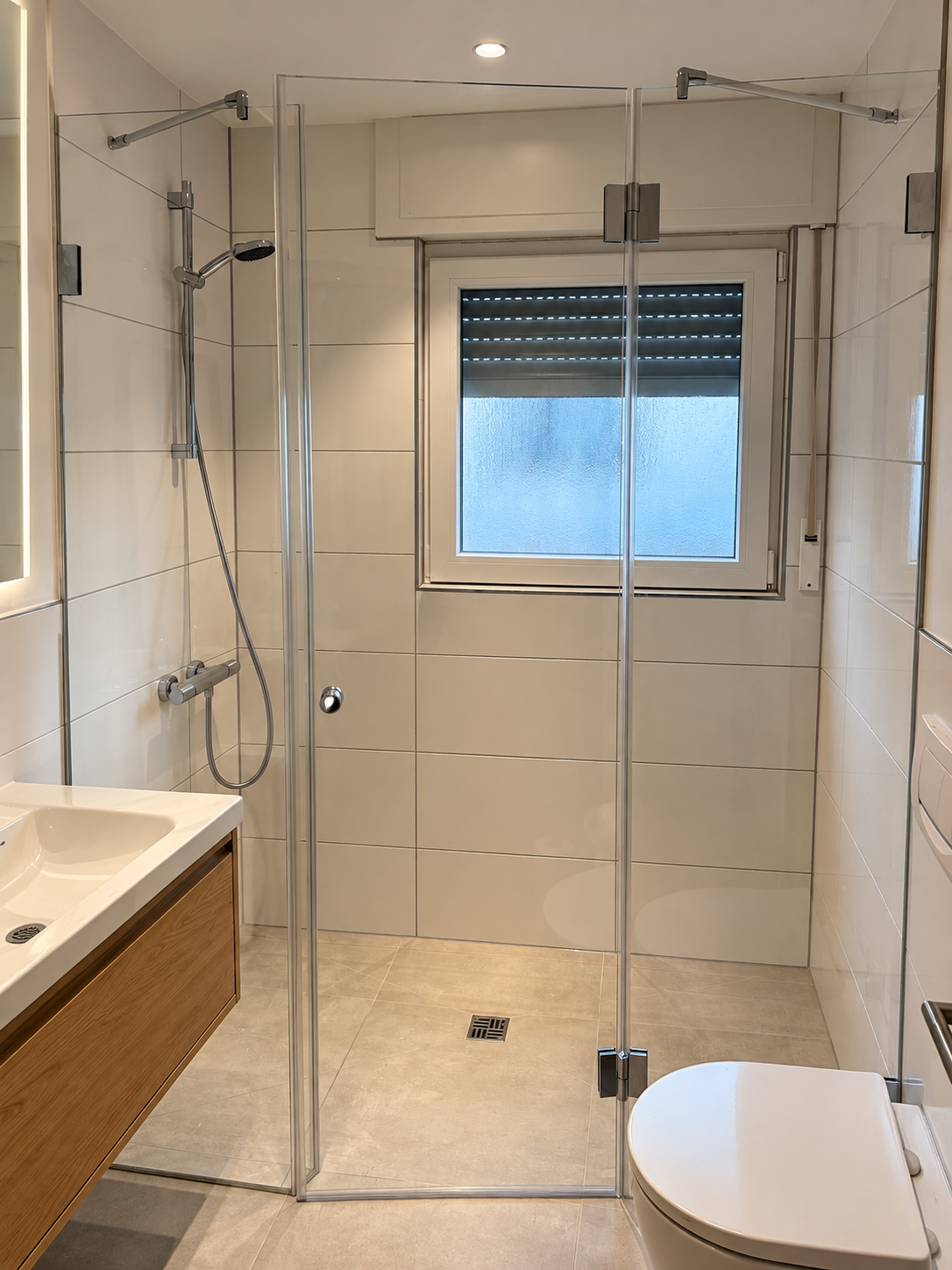 Maßgefertigte Nischendusche mit Pendeltürlösung